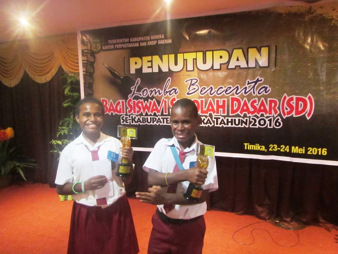 Isabela dan Junianus Pemenang Lomba Bercerita di Kabupaten Mimika, Propinsi Papua tahun 2016